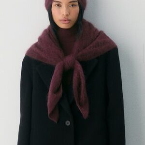 Aritzia BRUSHED CASHMERE TRIANGLE SCARF
Color: CARDAMON NWT - Sold out